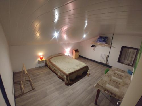 een slaapkamer met een bed in een kleine kamer bij Gîte du Plainet in Ronchamp