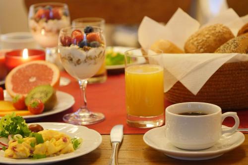 un tavolo ricoperto di piatti e una tazza di caffè di Hotel Refrather Hof a Bergisch Gladbach