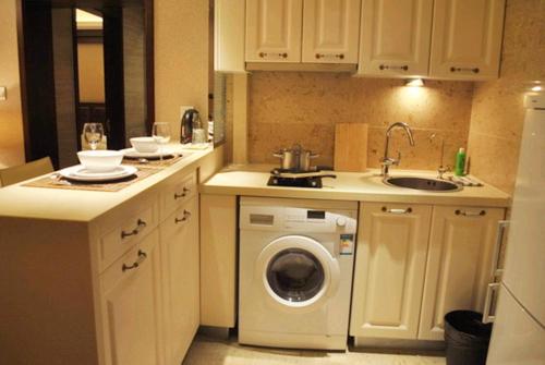 上海的住宿－上海靜安紫苑酒店公寓，厨房配有洗衣机和水槽