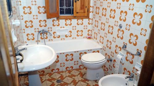 ローザ・マリーナにあるVilla Del Soleのバスルーム(洗面台、トイレ、バスタブ付)
