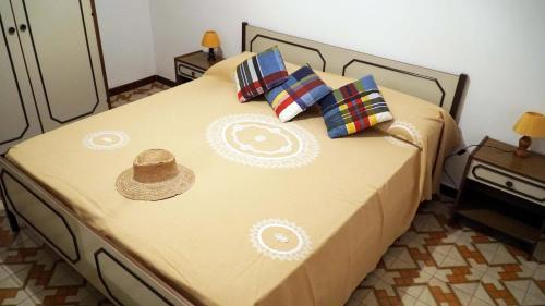 ローザ・マリーナにあるVilla Del Soleのベッドルーム(ベッド、帽子付)