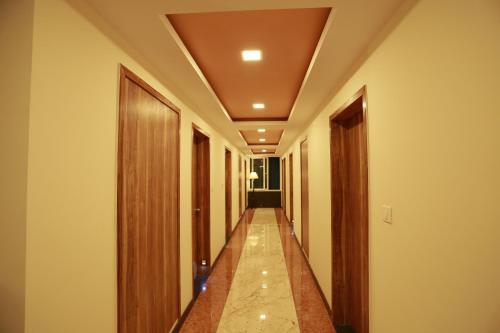 a corridor of a hotel with at Silicon Inn Hotel Bangalore Airport in Devanahalli-Bangalore