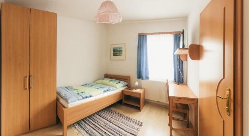 a small bedroom with a bed and a window at Gästezimmer Sengstschmid in Windhaag bei Freistadt