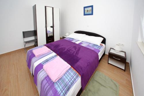 Een bed of bedden in een kamer bij Apartments Kristina