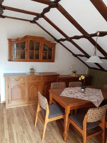 una sala da pranzo con tavolo e sedie e una cucina di Ferienwohnung Napierski a Willingen