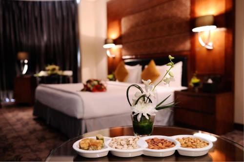 pokój hotelowy z tacą z jedzeniem na stole w obiekcie Sunday Qaser Alhamra w Rijadzie