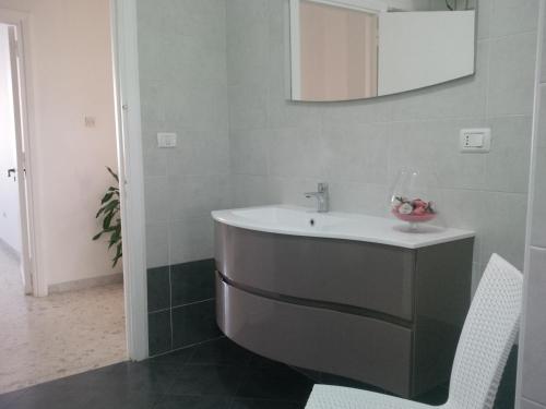 ein Bad mit einem Waschbecken und einem Spiegel in der Unterkunft Borgo Antico in Peschici