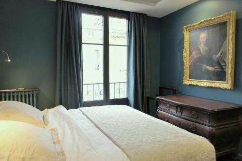 une chambre avec un lit, une commode et une fenêtre dans l'établissement Ze Perfect Place - Élégant appartement avec terrasse - Promenade des Arts, à Nice