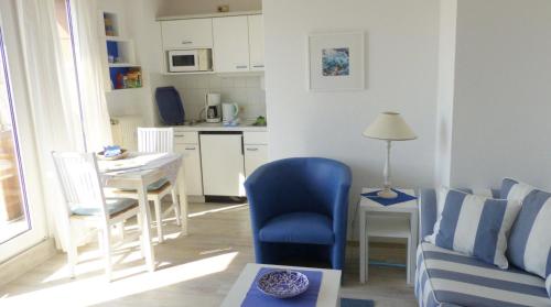 a living room with a couch and a table at Ferienwohnung Meisennest in Cuxhaven
