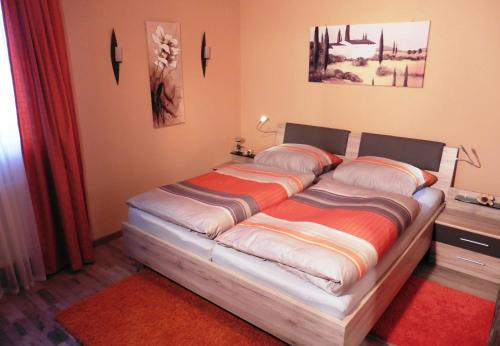 ein Schlafzimmer mit einem großen Bett in einem Zimmer in der Unterkunft Ferienwohnung Irene in Zwiesel