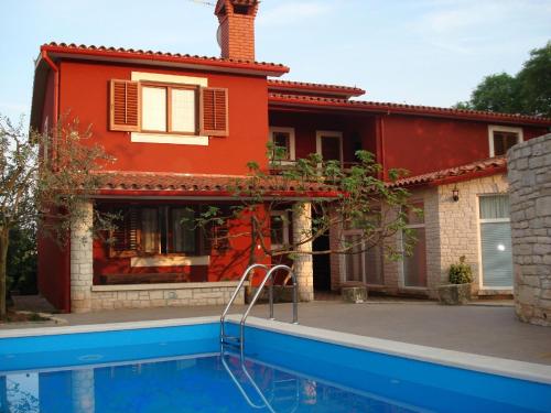 una casa con piscina frente a una casa en Apartments Percan 447 en Krnica