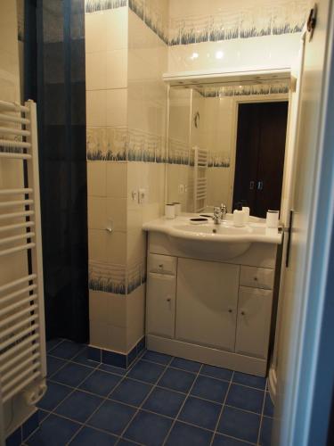 une salle de bain avec un lavabo et un miroir dans l'établissement B-AZUR, à Antibes