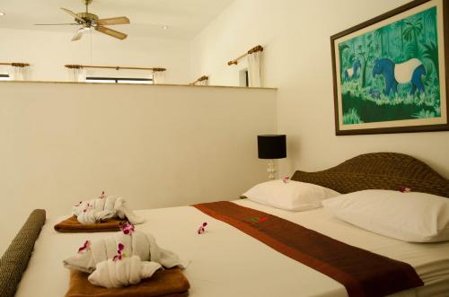 Кровать или кровати в номере Jungle Village Bungalow