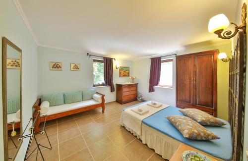1 dormitorio con cama y sofá en Villa Ege, en Kas