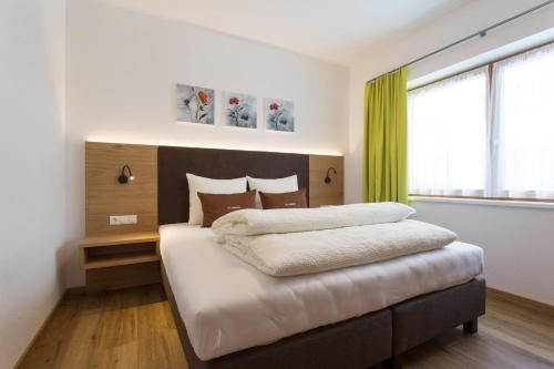 Uma cama ou camas num quarto em Das Landerer