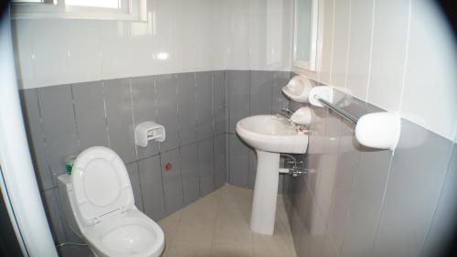 Econo Lodge tesisinde bir banyo