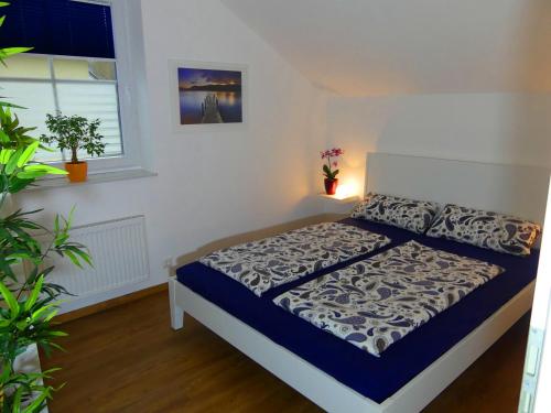 コッヘムにあるCochem Ferienwohnung Scheuerの窓付きの部屋にベッド付きのベッドルーム1室があります。