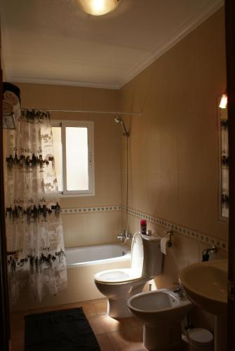 プレヤス・デ・オリフエラにあるOriheula Costa Cabo Roig 6のバスルーム(トイレ、バスタブ、シンク付)