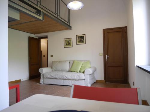 un soggiorno con divano e tavolo di Monolocale in villa a Castiglioncello