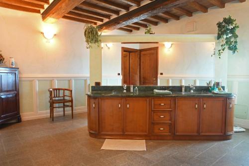 y un baño grande con lavabo y espejo. en Villa Dello Spino, en Concordia sulla Secchia