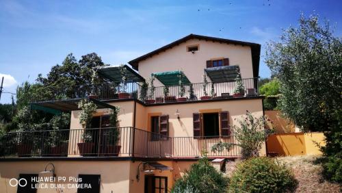 une maison avec des balcons sur son côté dans l'établissement Tenuta degli Obizzi, à Montecarlo
