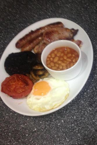 - un plateau de petit-déjeuner composé d'œufs, de haricots et de bacon dans l'établissement Sykes House, à Askrigg