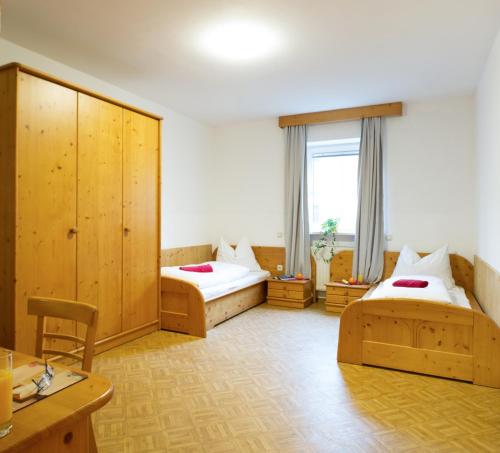 a bedroom with two beds and a window at Gasthof 'Zum alten Turm' in Haslach an der Mühl