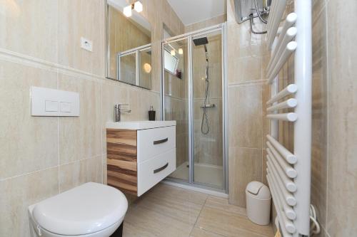 Ένα μπάνιο στο Apartments Dominique
