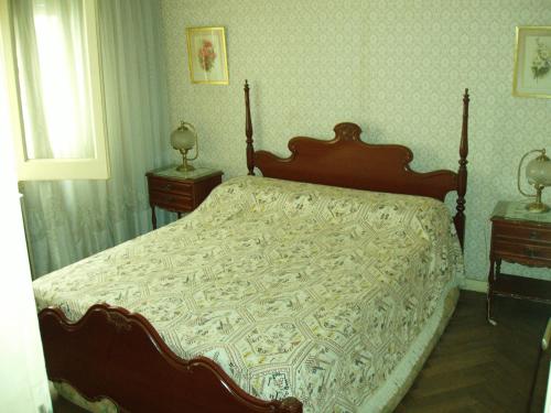 1 cama grande en un dormitorio con 2 mesitas de noche en Departamento completo centro frente a la playa y Casino central 2 amb luminosos en Mar del Plata