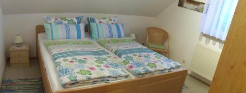 uma cama com quatro almofadas num quarto em Goden Wind 20 em Westerdeichstrich