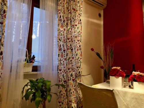 Cette chambre comprend une table, un rideau et une fenêtre. dans l'établissement Corso 126 Guest House Salerno, à Salerne