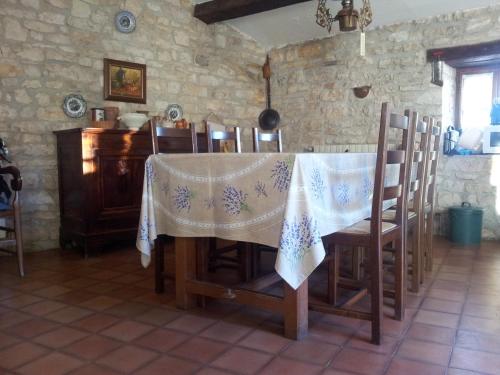 une table avec des chaises et un chiffon de table. dans l'établissement La Bergerie de Marie, à Orgnac-lʼAven