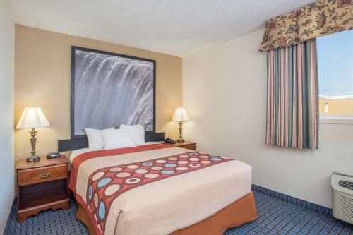 Кровать или кровати в номере FairBridge Inn Express Buffalo Airport Williamsville