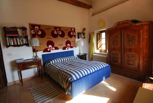 um quarto com uma cama azul e uma janela em Casa con vista mozzafiato su Civita di Bagnoregio em Lubriano