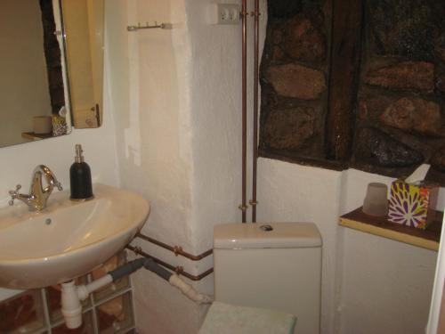 een badkamer met een wastafel en een toilet bij Farmer Annekset Ravning in Bredsten