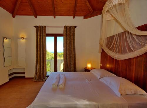 Postel nebo postele na pokoji v ubytování Alonissos Poikilma Villas exclusive luxury villas in nature with private pools