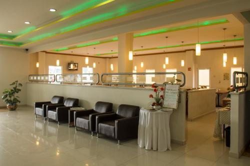 a waiting room with leather chairs and a counter at Las Avenidas in Pachuca de Soto