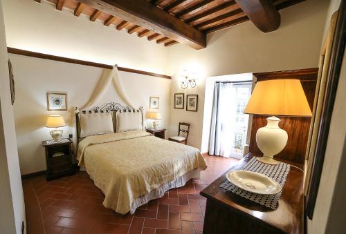 A bed or beds in a room at Appartamenti AVA e TEGRINO nell'antica dimora di Fulignano