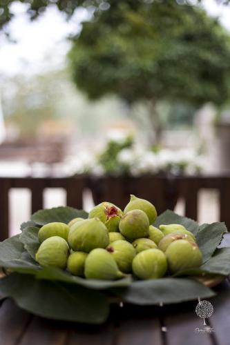 een bord groen fruit op een tafel bij Domus Citri in Caserta