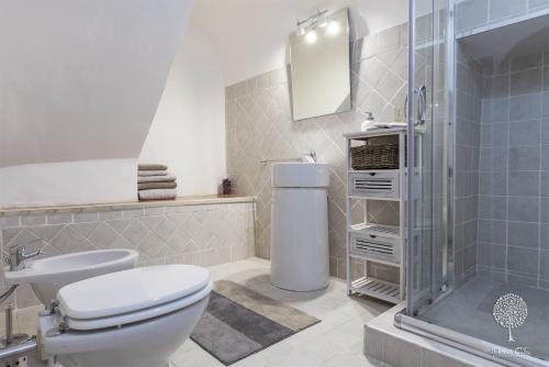 un baño con inodoro y ducha en Domus Citri, en Caserta