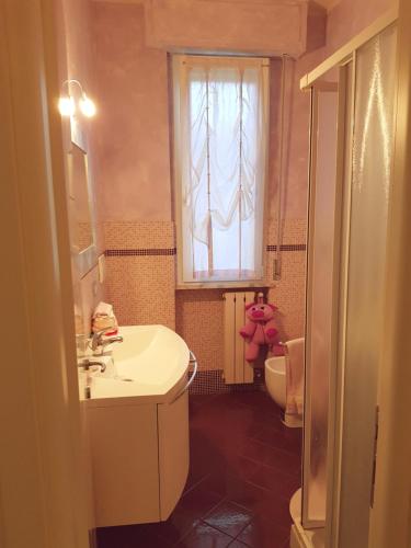 une salle de bain avec un lavabo et des toilettes et une fenêtre dans l'établissement confort home, à Viareggio