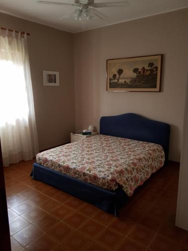 a bedroom with a bed in a room with a window at Allevamento B&B in Pozzolgroppo