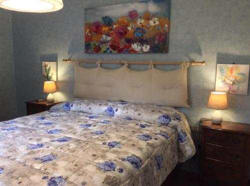 a bedroom with a bed with blue flowers on it at Casa vacanze Amelia in Fiesole
