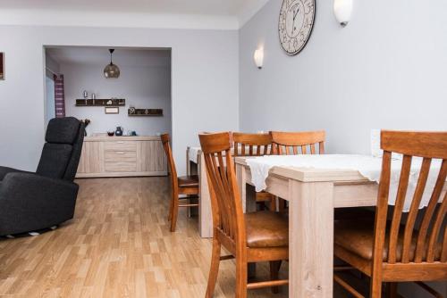 eine Küche und ein Esszimmer mit einem Tisch und Stühlen in der Unterkunft Guesthouse 43 in Grundarfjörður