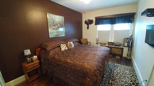 a bedroom with a bed and a window at Château sur Mer Bed & Breakfast in Winthrop