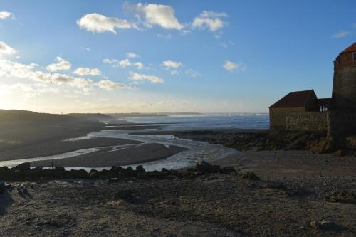 a view of the ocean from the shore at Le Fort Vauban in Ambleteuse
