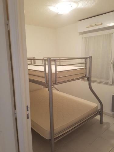 1 dormitorio con 2 literas en una habitación en Consul Imperator, en Fréjus