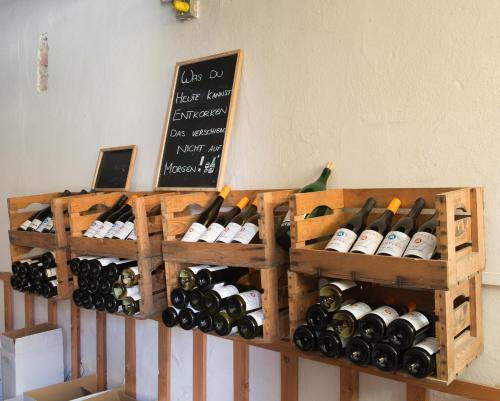 Ein Haufen Weinflaschen in Holzkisten in der Unterkunft Weingut Martinshof in Sankt Ulrich