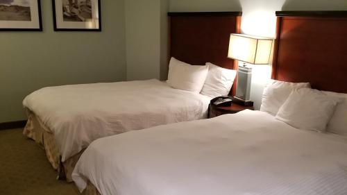 2 Betten in einem Hotelzimmer mit weißer Bettwäsche in der Unterkunft Direct Ocean Front 8th Floor in Myrtle Beach