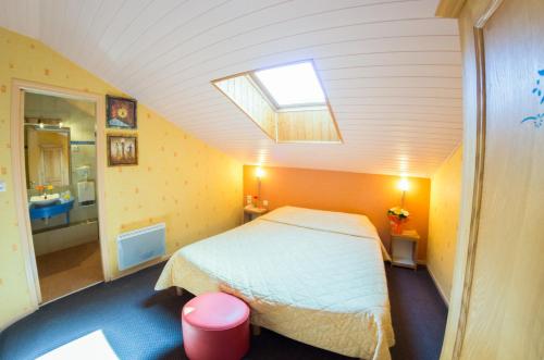 ギャップにあるCit'Hotel Avantici Gapの小さなベッドルーム(ベッド1台、天窓付)